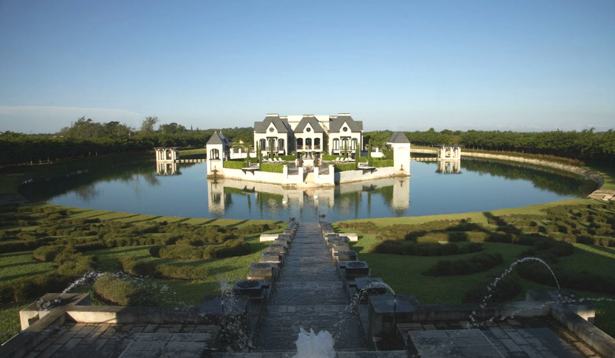 Castillo moderno rodeado de un lago con cisnes — idealista/news