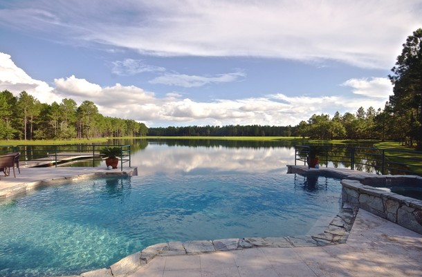 Casas de ensueño: mansión con lago privado y decoración tradicional en