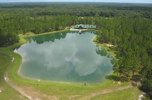 Casas de ensueño: mansión con lago privado y decoración tradicional en