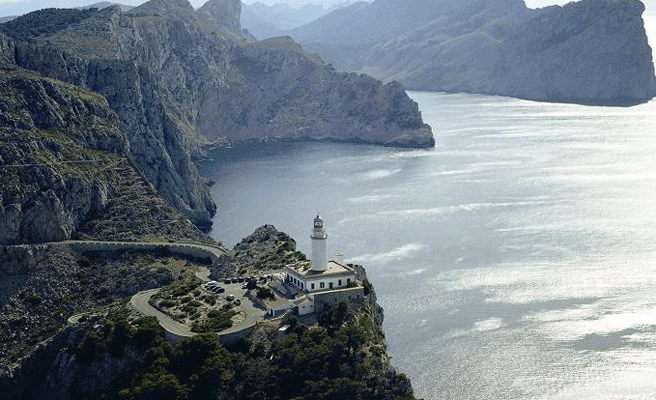 el faro de formentor alberga un restaurante en sus instalaciones