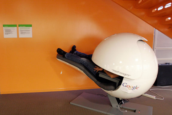 Billares, cápsulas para la siesta y mascotas, así motiva Google a sus