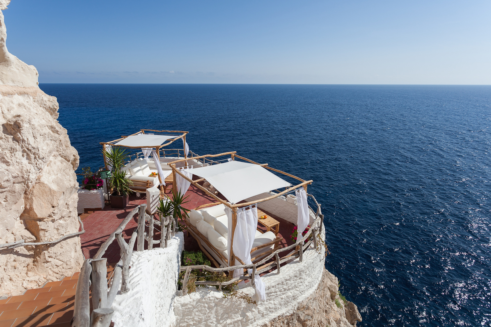 ¿La mejor terraza del mundo? Conoce Cova d'en Xoroi, la ...