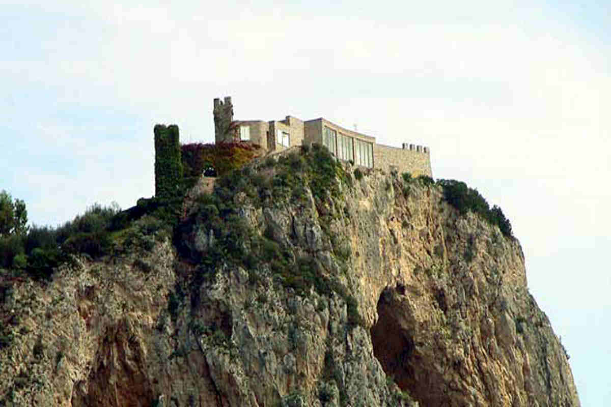 Una espectacular fortaleza en lo alto de un acantilado para vivir como