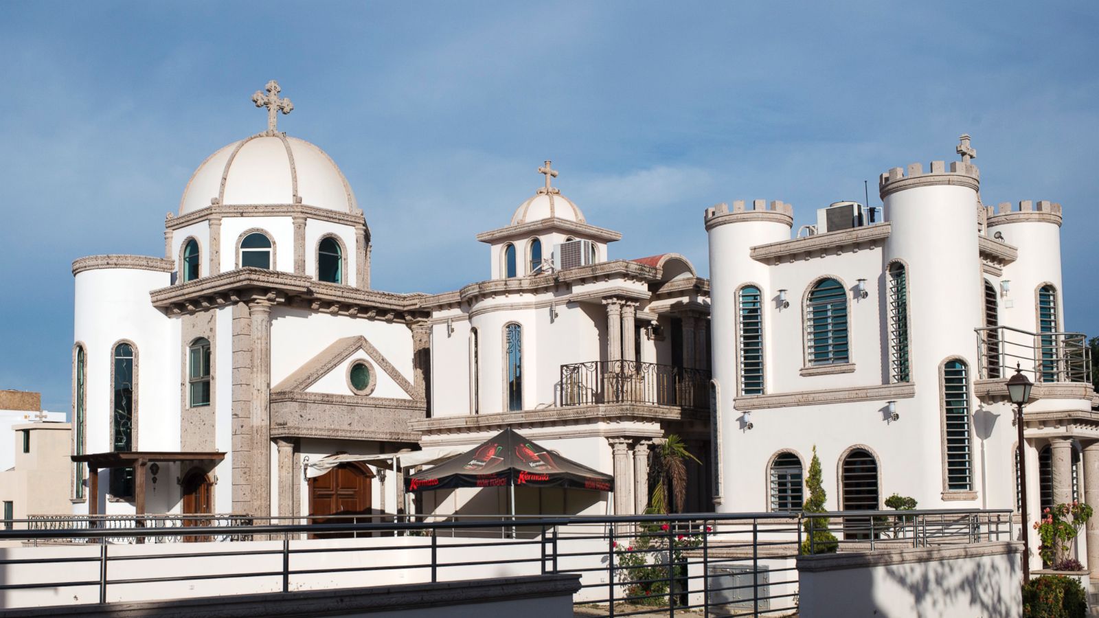 Los sorprendentes y lujosos mausoleos de los narcos mexicanos