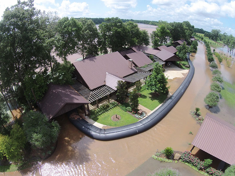 El Aqua Dam, la 'horterada' que salvó una casa de las inundaciones en