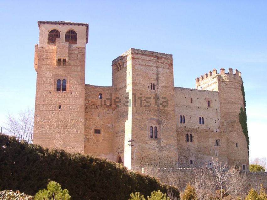 Con torres y capilla