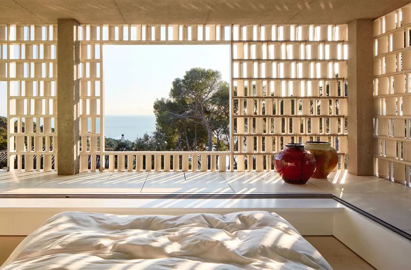 Una preciosa casa de Barcelona totalmente revestida de celosía