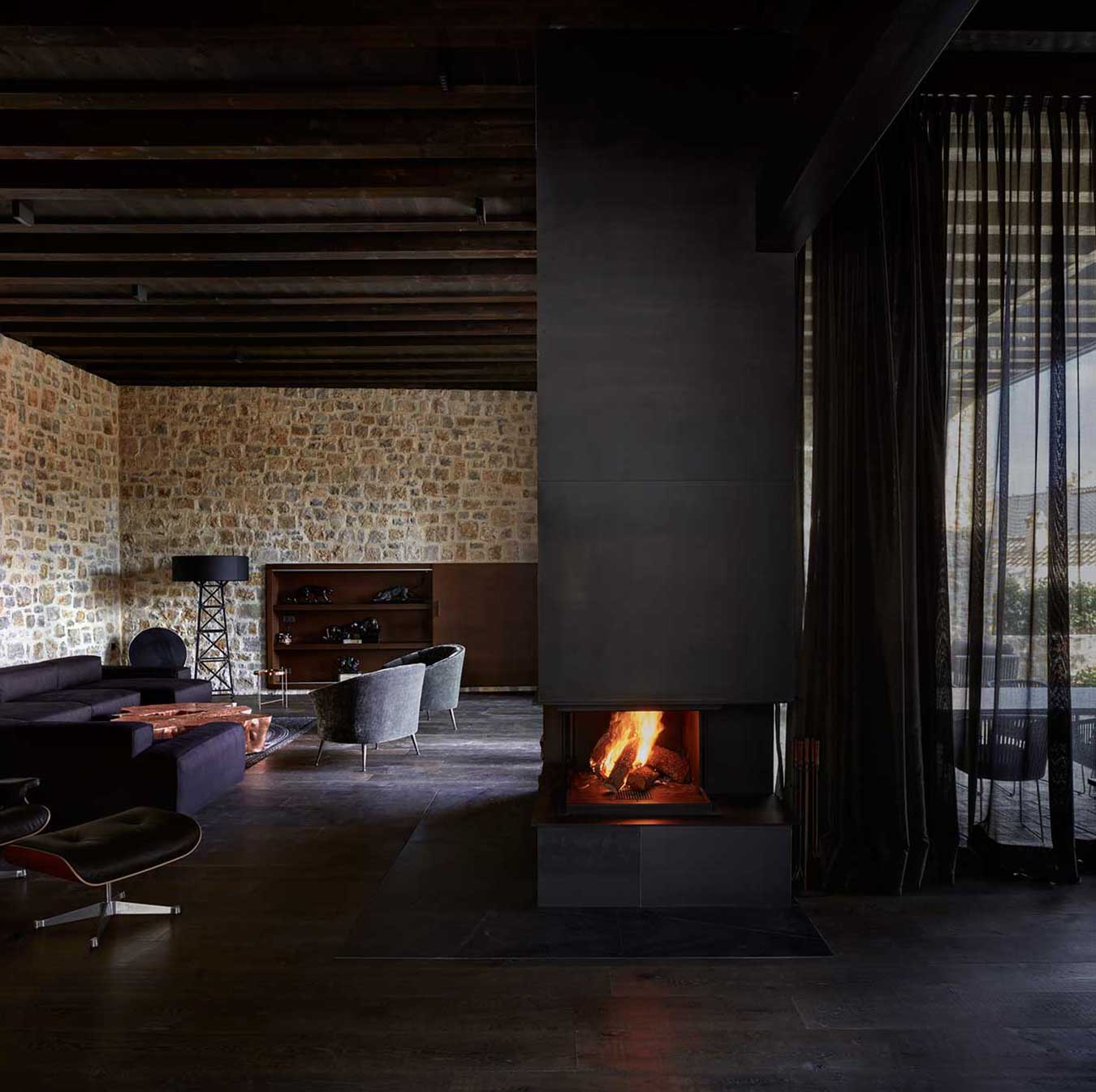 Las paredes de piedra y la chimenea otorgan a la vivienda un toque acogedor / Mariela Apollonio