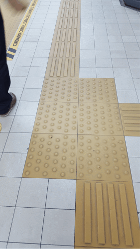 Baldosas con texturas y colores brillantes: cómo diseñar una casa para