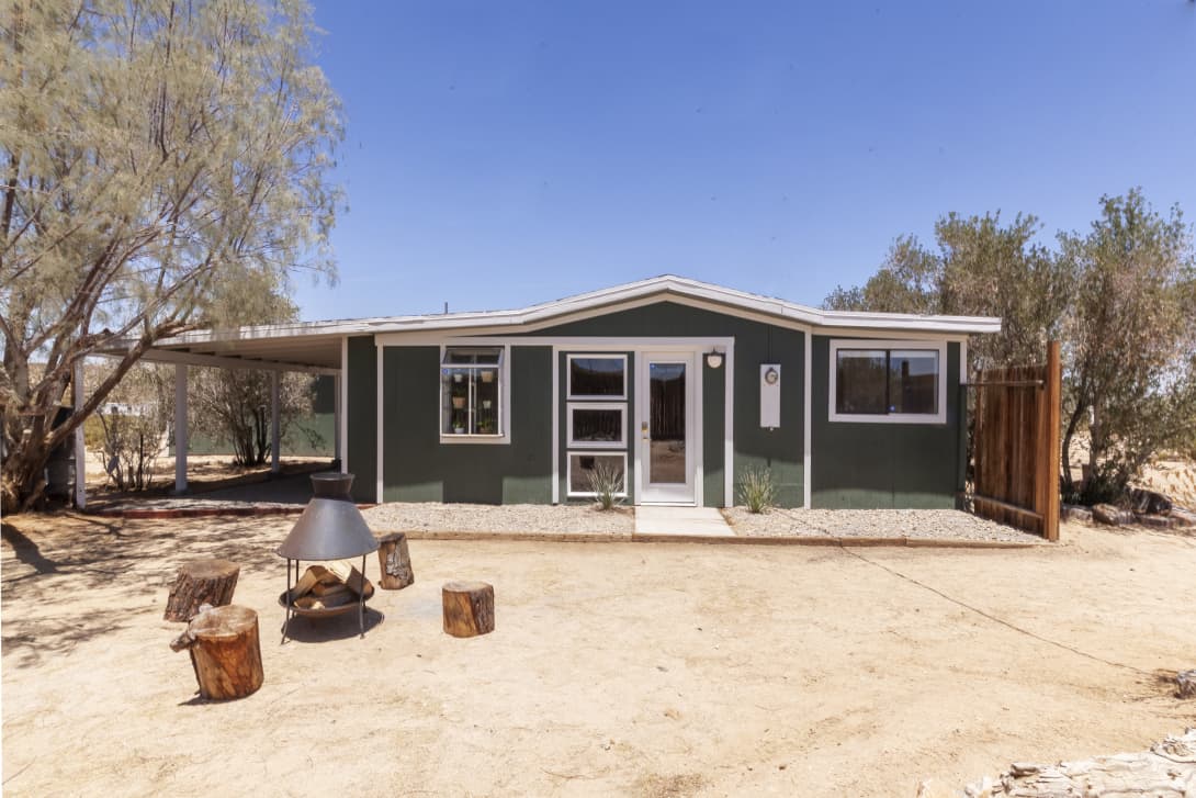 Prefabricada por fuera y lujosa por dentro: una casa de ensueño perdida en el desierto de California