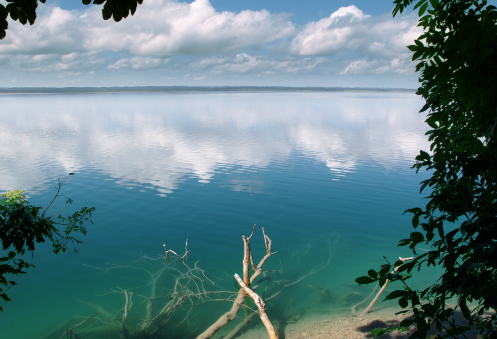 El hotel está en pleno lago Petén Itzá