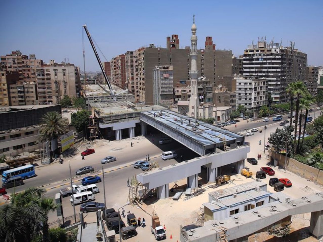 Levantan una surrealista autopista en Egipto literalmente entre torres de viviendas