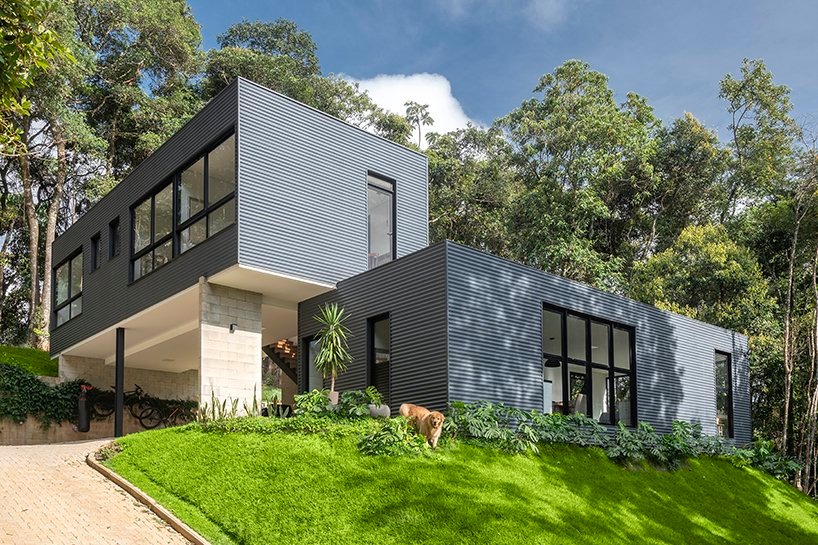 Una casa prefabricada de dos volúmenes e integrada en la naturaleza de Brasil