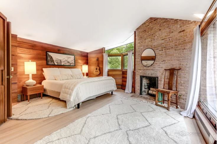 Esta casa diseñada por Frank Lloyd Wright con un salón que parece una
