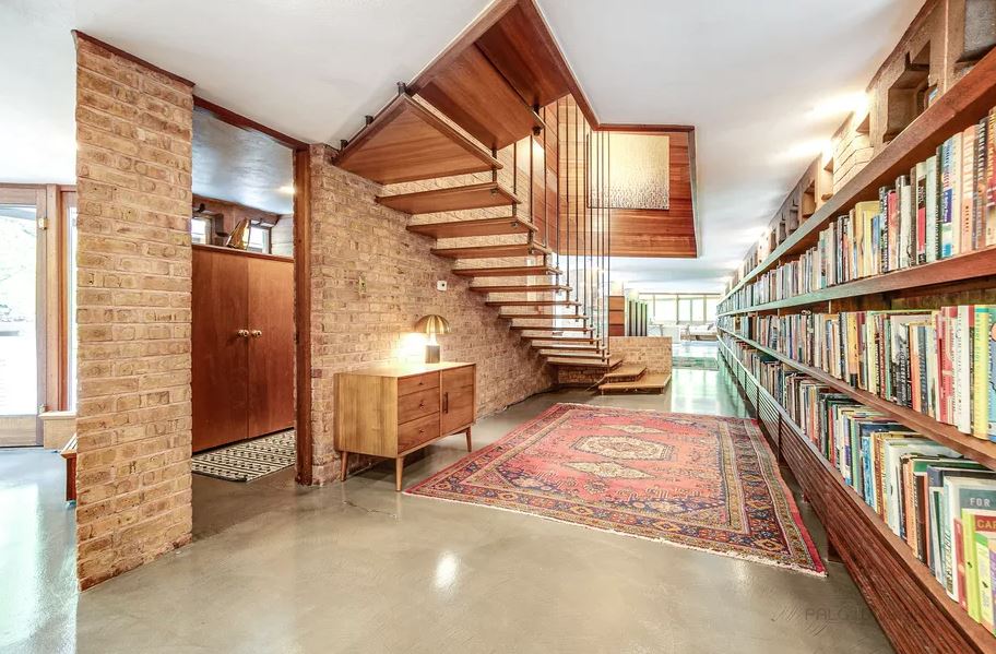 Esta casa diseñada por Frank Lloyd Wright con un salón que parece una