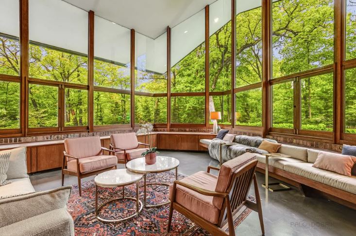 Esta casa diseñada por Frank Lloyd Wright con un salón que parece una