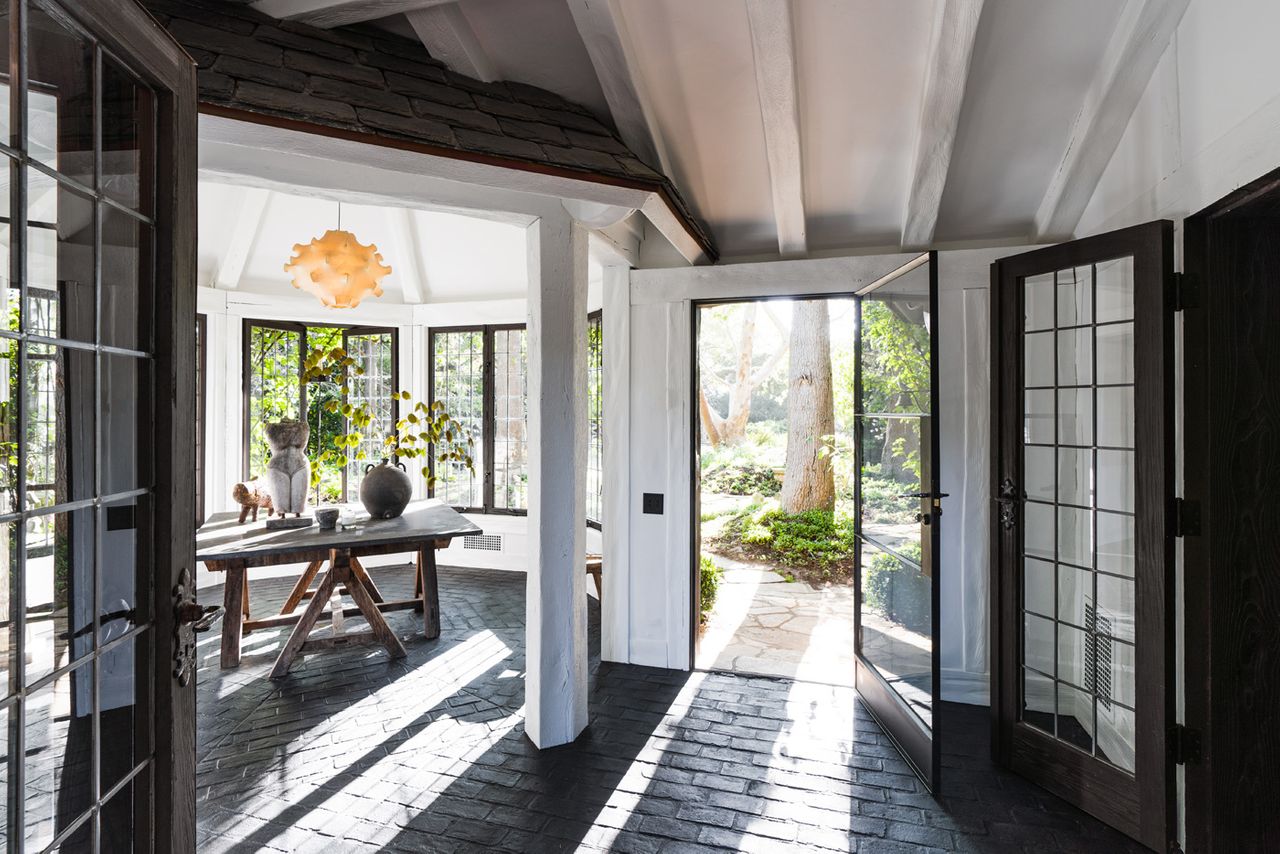 Ariana Grande le compra una de sus mansiones a Ellen DeGeneres