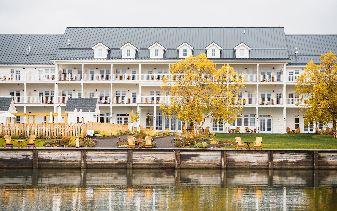 Un bonito hotel de diseño con vistas al lago y perdido en el campo en pleno Nueva York