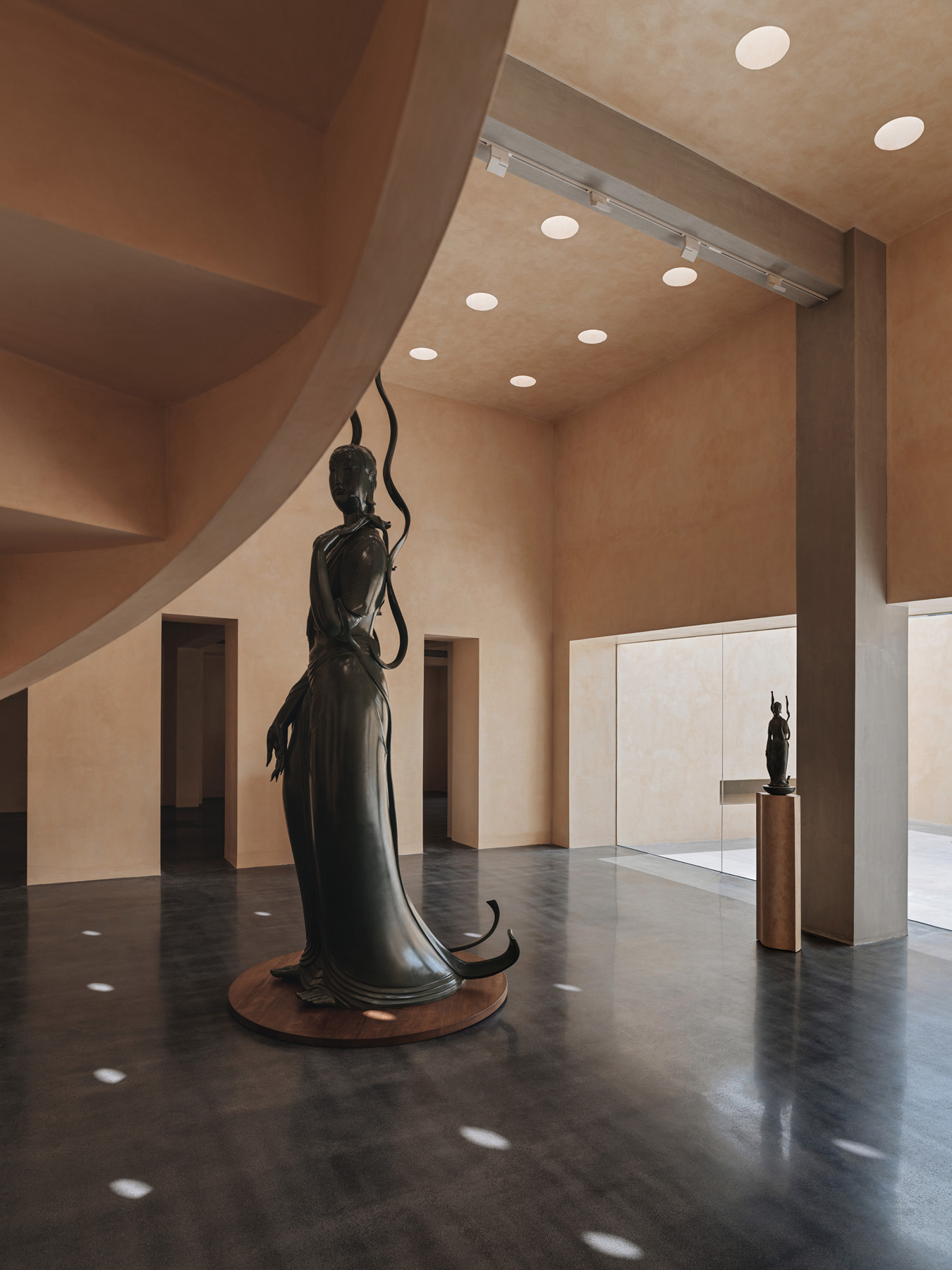 Hay estatuas de diferentes tamaños