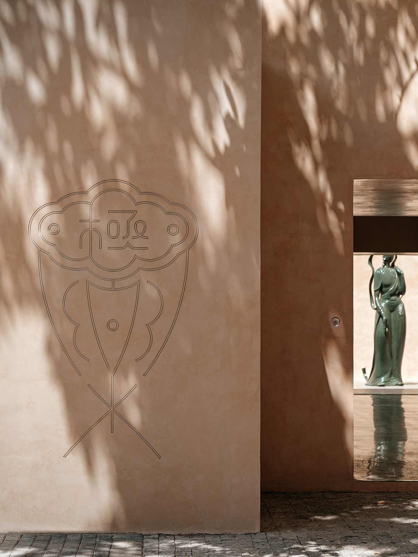 Las estatuas, hechas de materiales como vidrio y jade