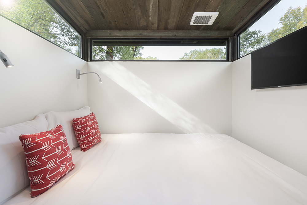 Una cama grande y con luz natural