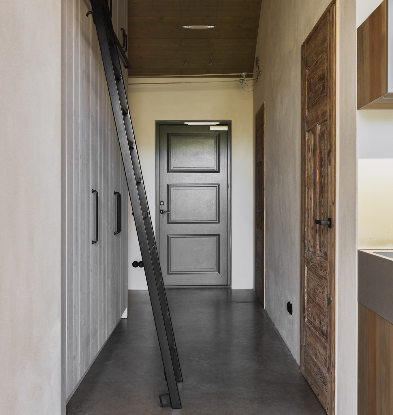 Gris, blanco y madera, las claves de la casa