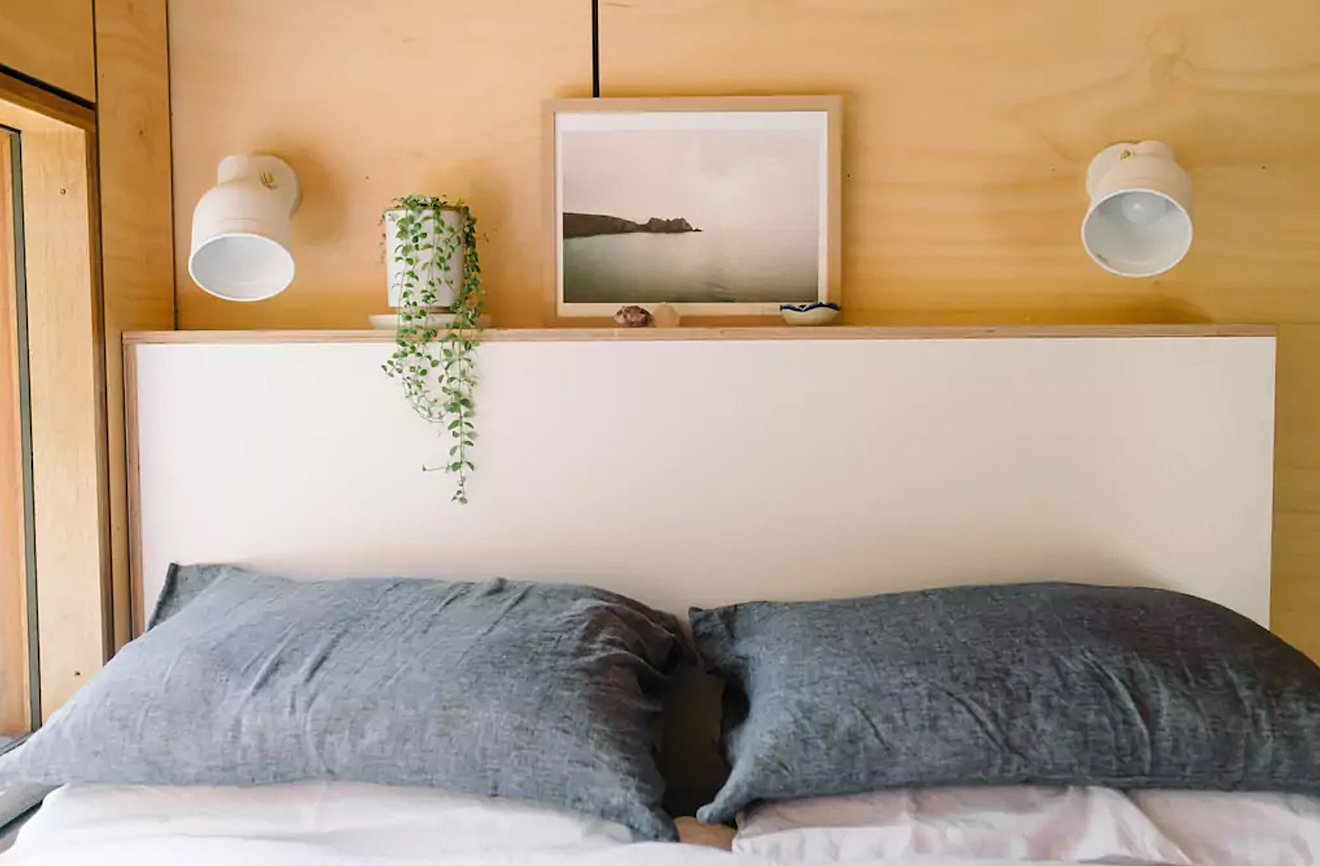 Con cabecero y su propia iluminación