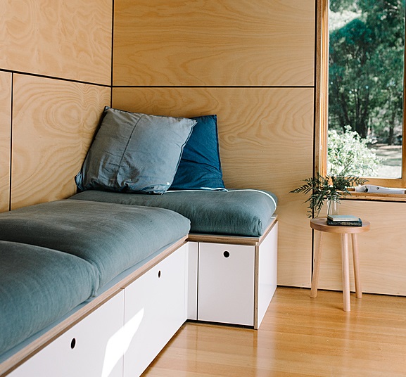 Un sofá con almacenaje