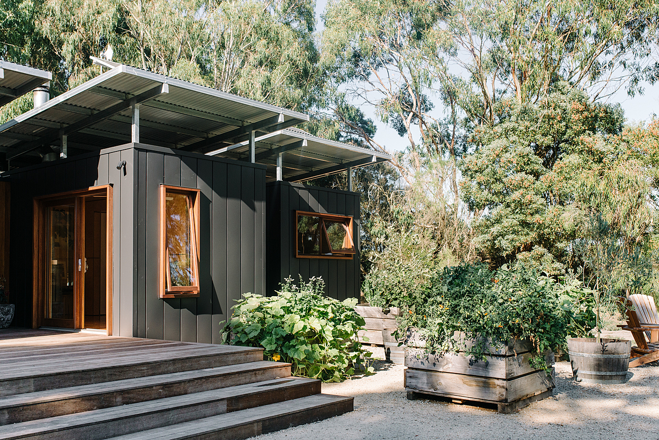 Con escalones a la entrada