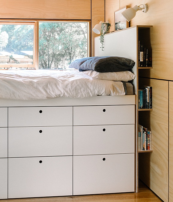 Bajo el cochón y en el cabecero