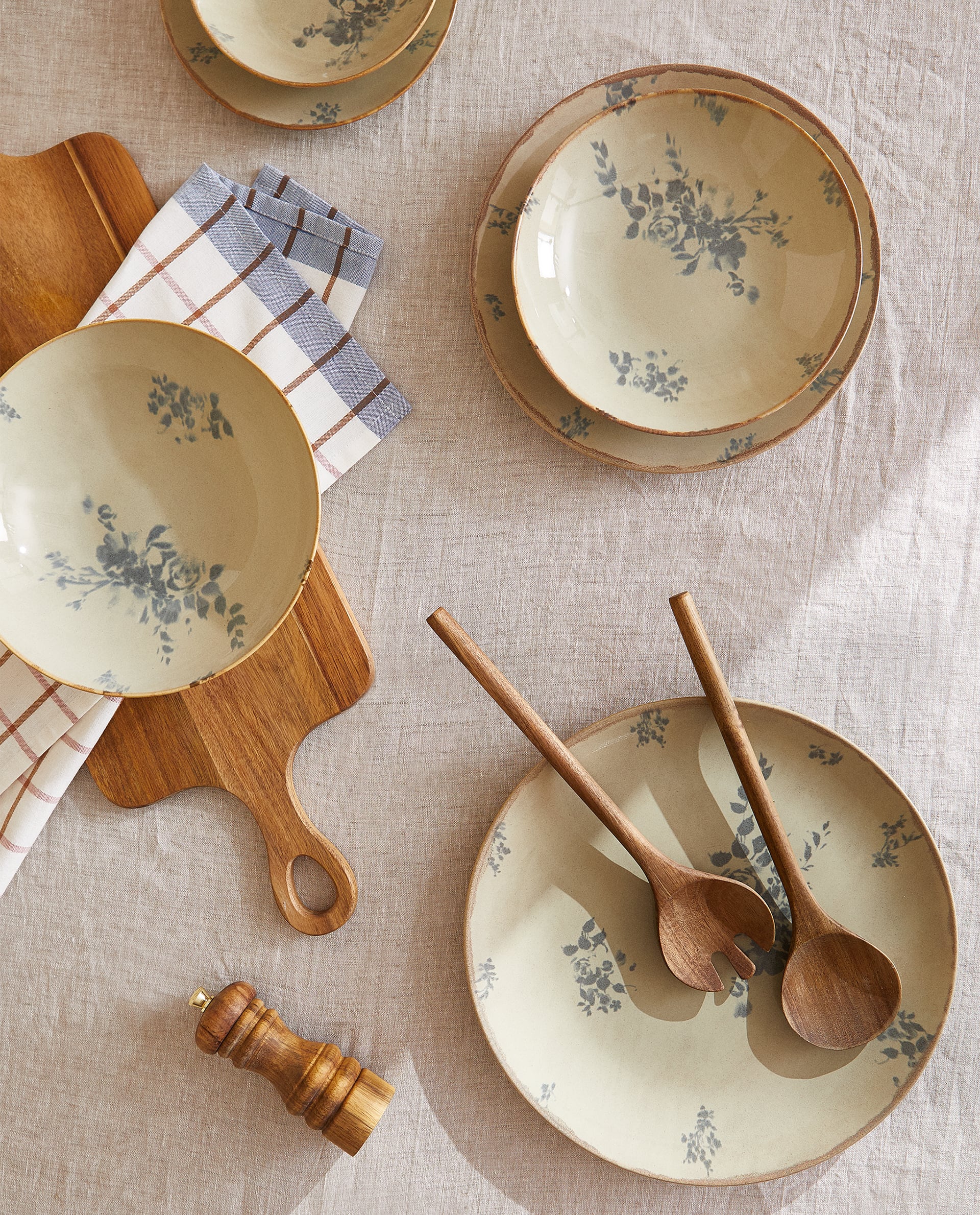 Vajilla 6 piezas, elaborada en gres con diseño floral y detalle de filo con efecto envejecido de Zara Home (5,99 euros cada una) / Zara Home