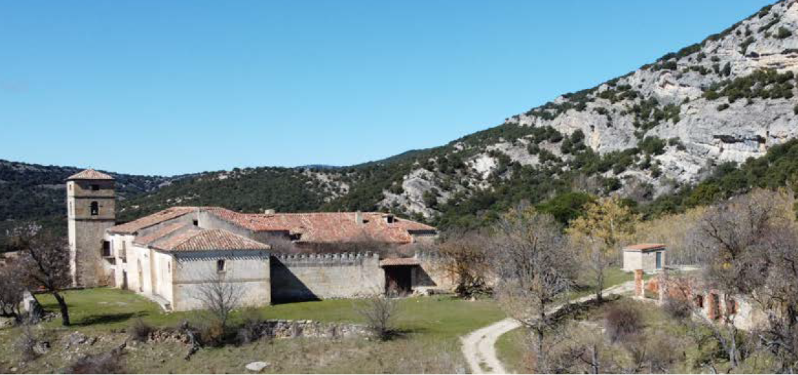Las edificaciones, a los pies de la ladera