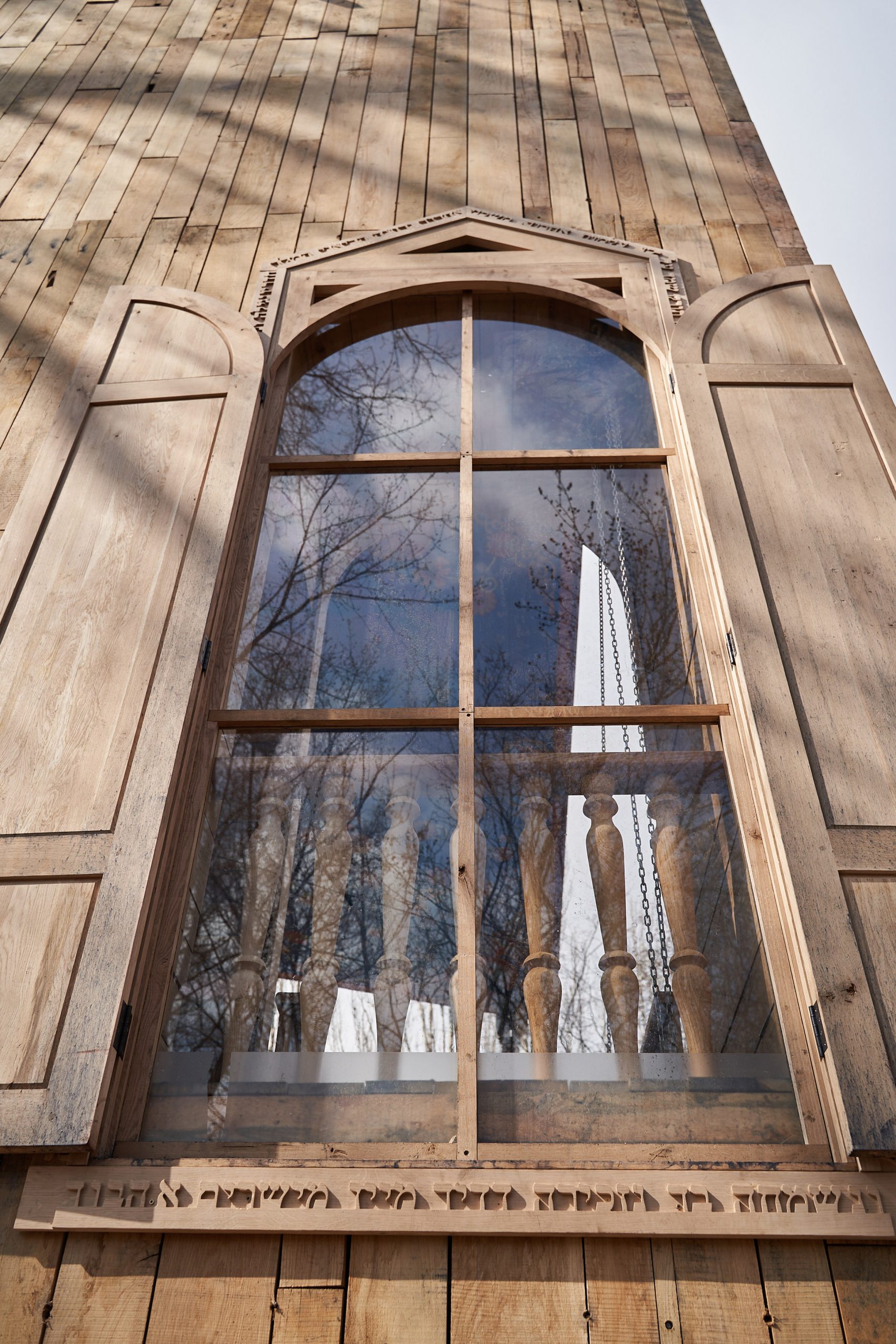 Una gran ventana en la fachada