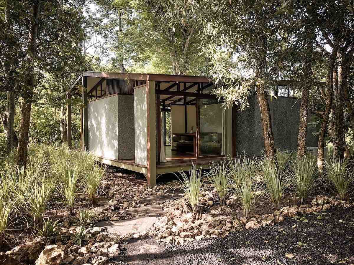 Con un sistema de almacenaje para el agua de lluvia