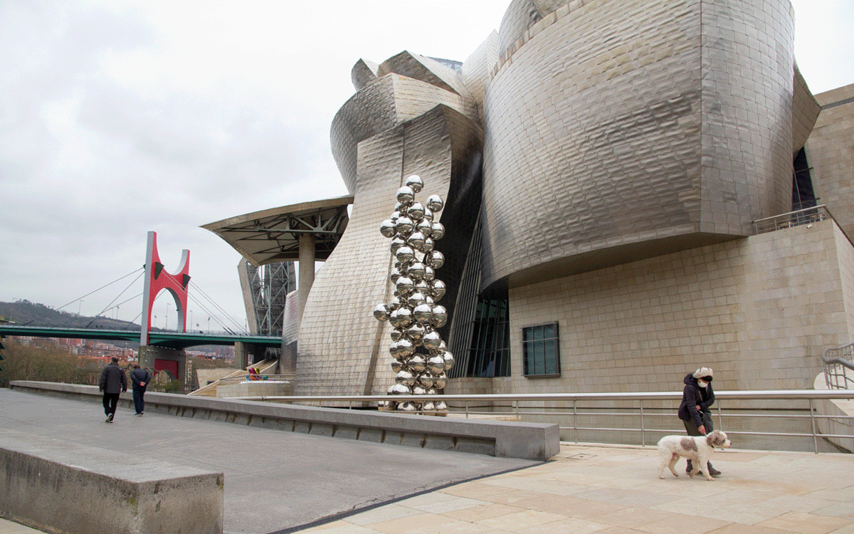 El gran árbol y el ojo, 2009. Anis Kapoor (India, 1954)Tulipanes, 2007. Jeff Koons (Pensilvania, 1955)