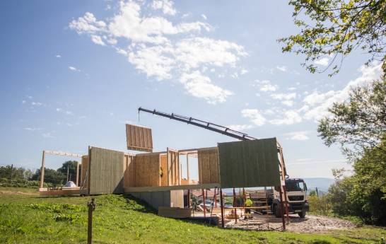 Construyendo una de las casas / Addomo