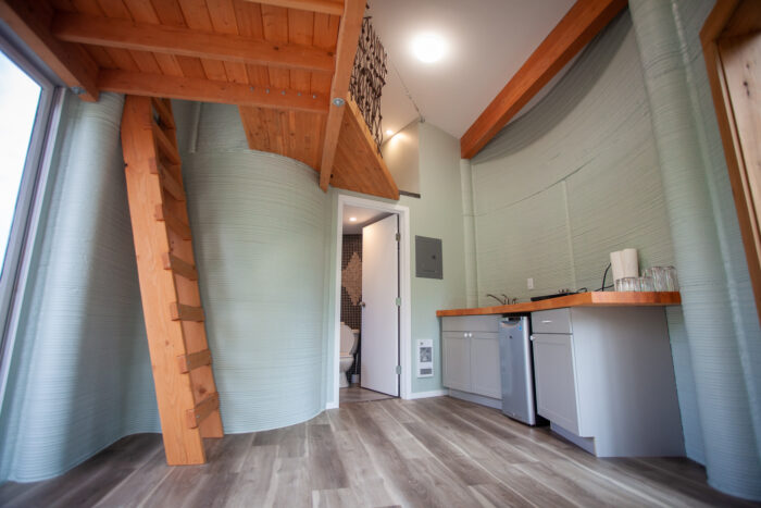 Con escaleras para acceder al piso de arriba