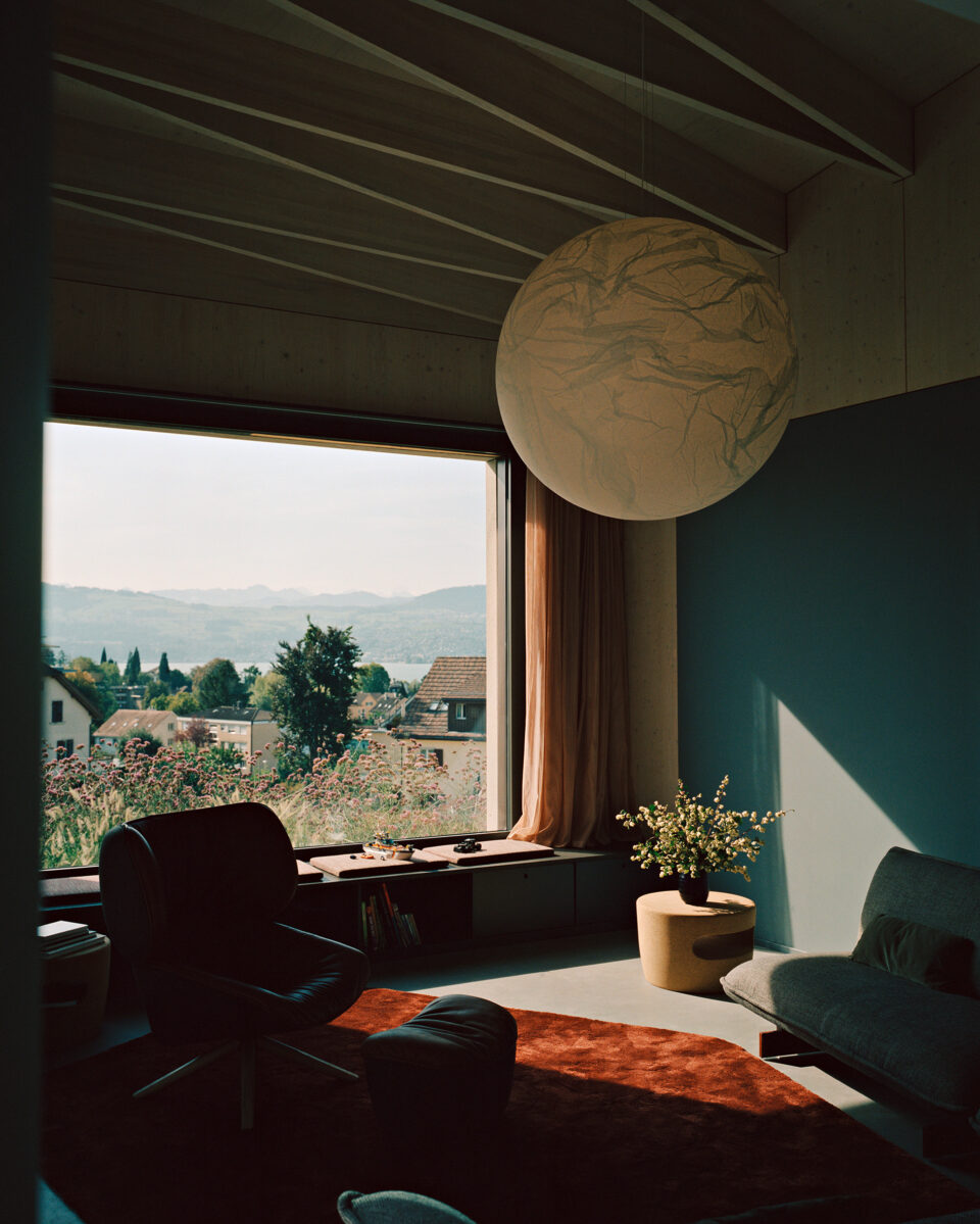 Destaca la forma del techo y el color de la pared