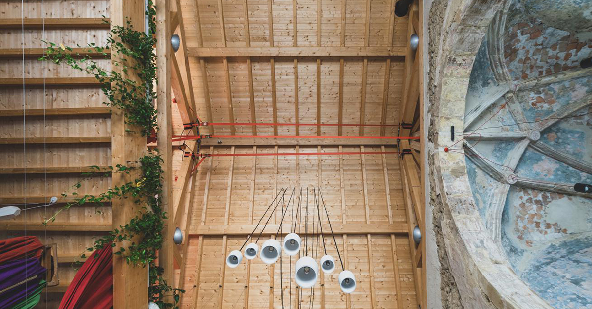 Se incluye una pequeña colección de arte