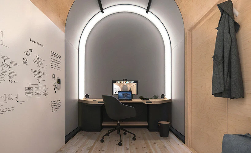 Con una mesa amplia y una silla