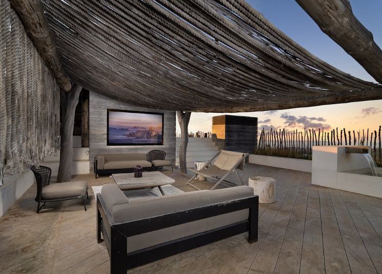 También tiene un jacuzzi