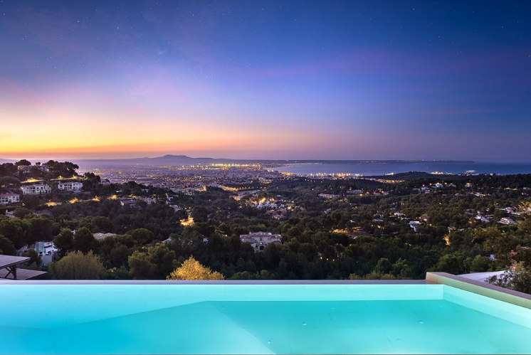 La casa está en la zona residencial más exclusiva de la isla