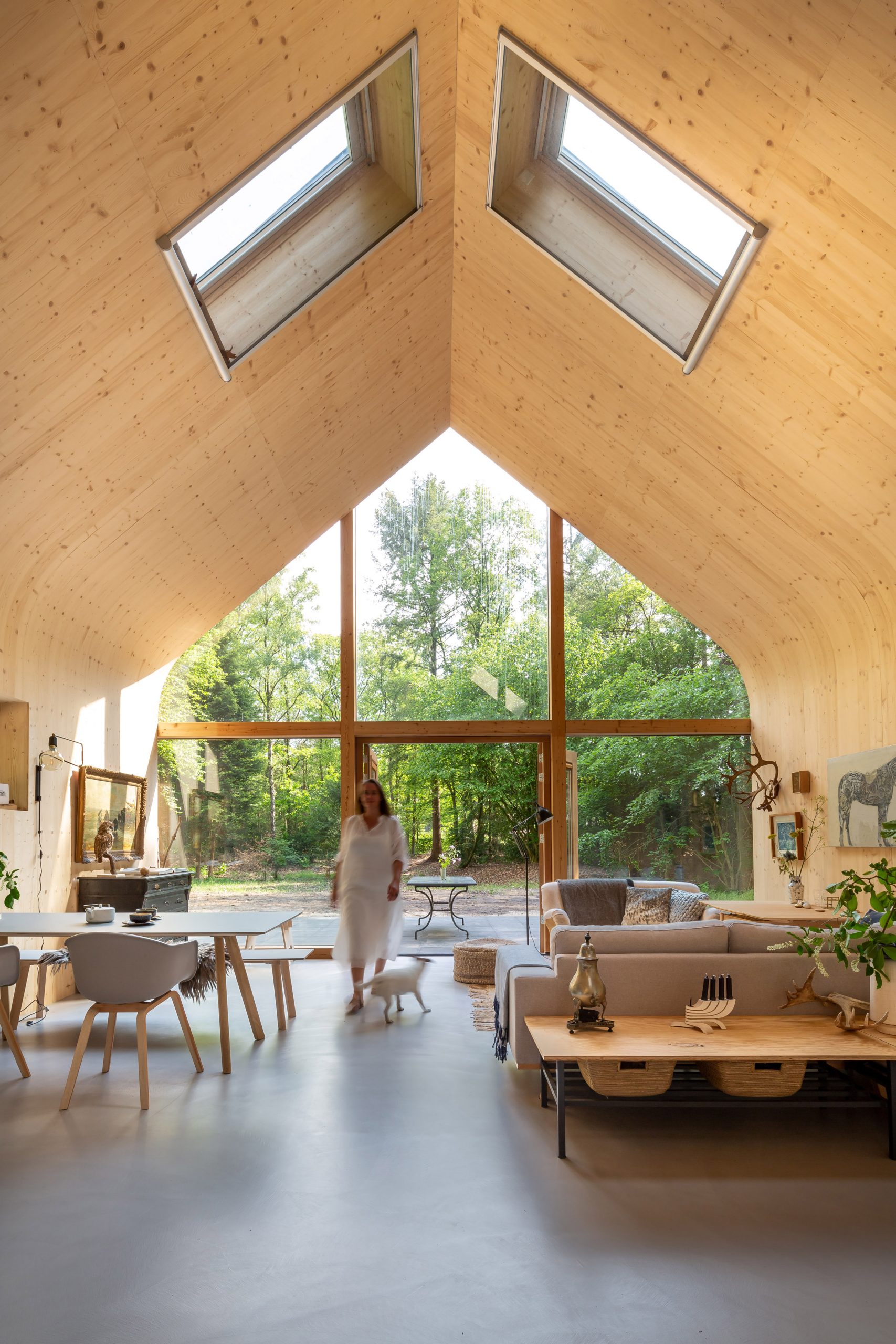 El techo, a dos aguas y con tragaluces