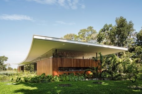 Imita la forma de unas alas