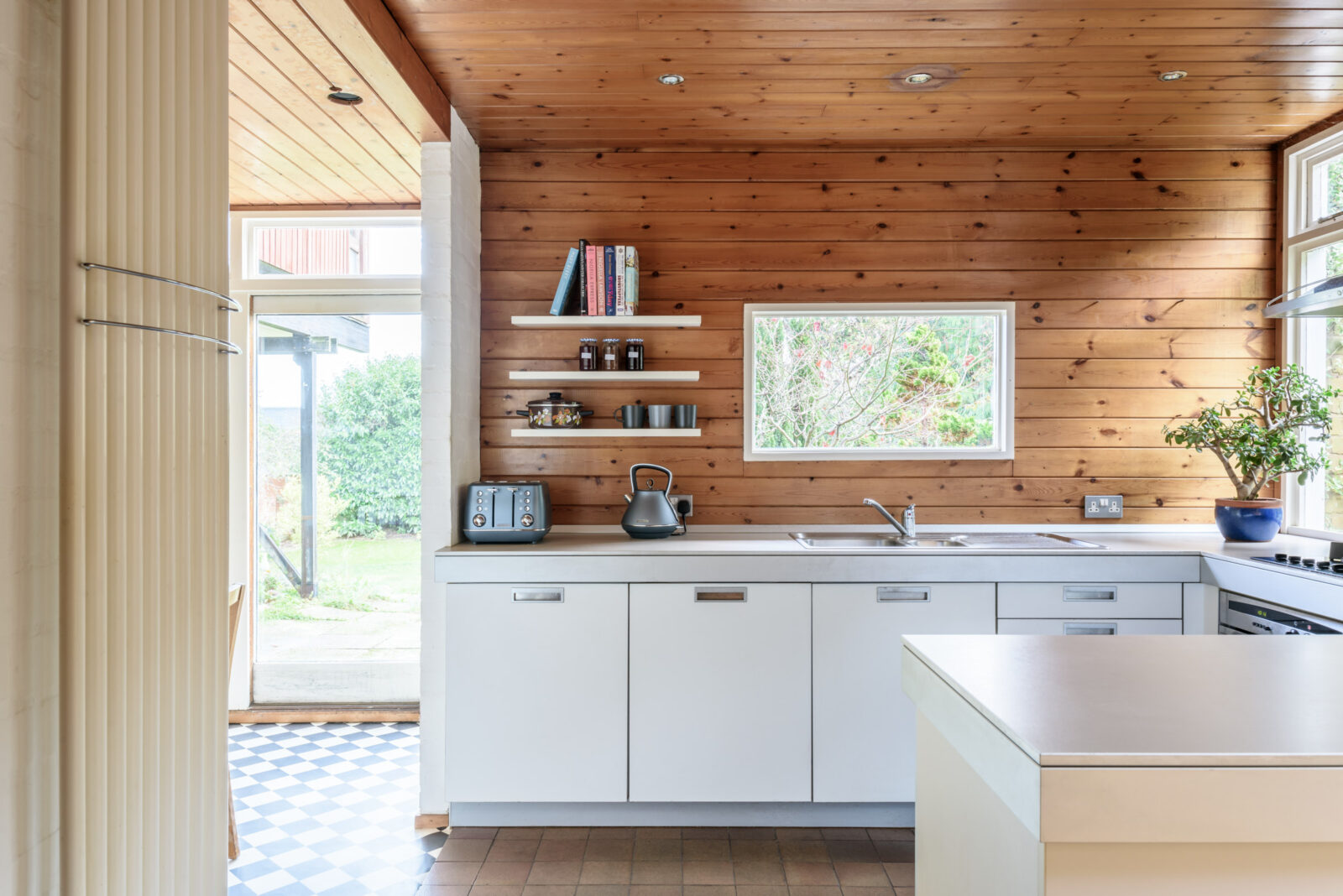 Combina el blanco y la madera