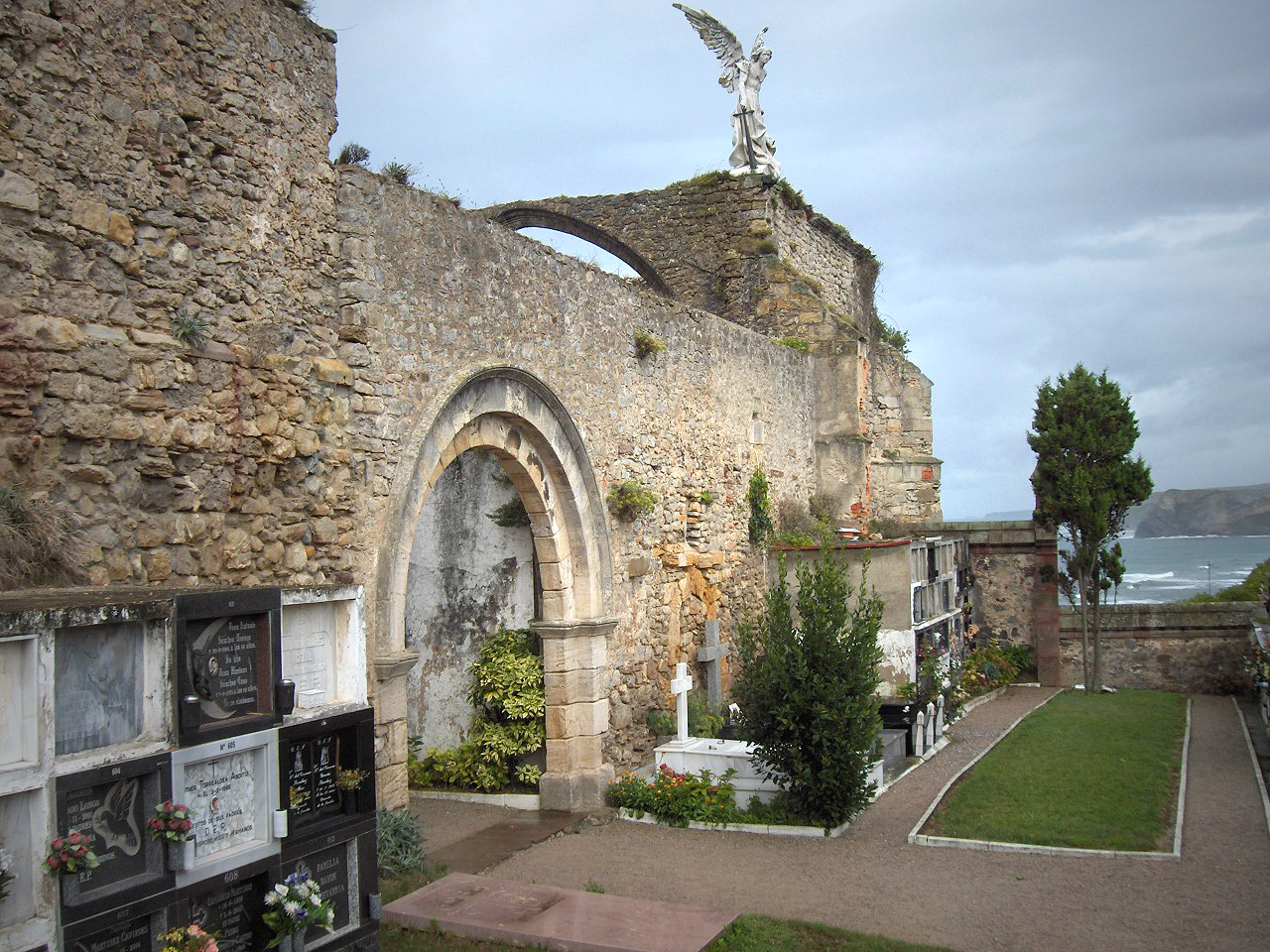Cementerio de Comillas  / Twitter