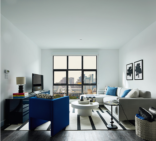 Tiene salón y cocina