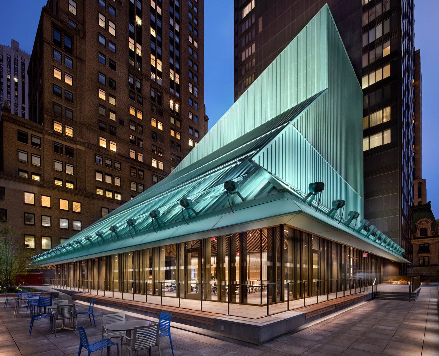 La parte más alta del edificio, a  metros sobre el nivel de la calle