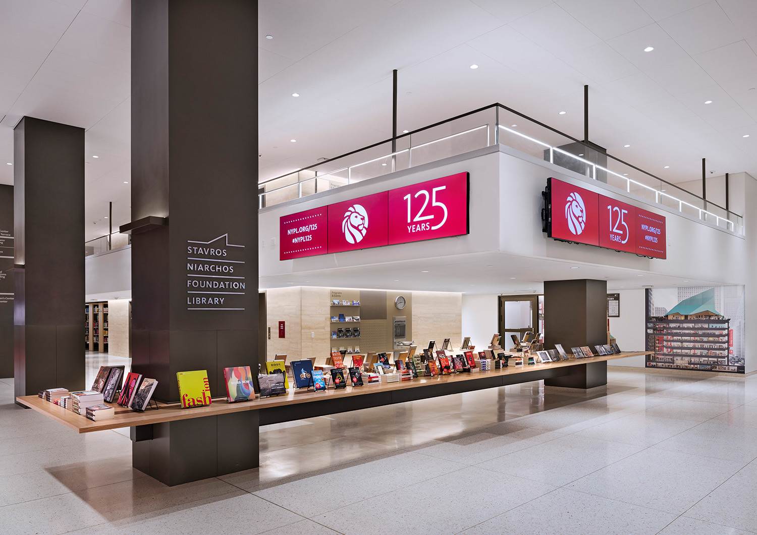 Una colección de libros expuestos