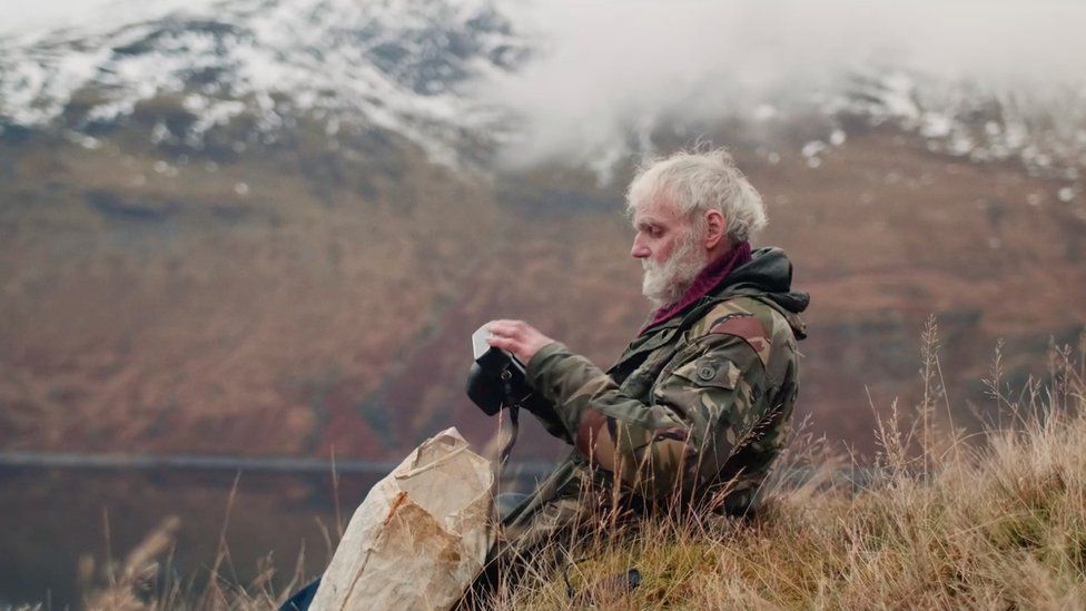 El hombre que vive sólo en un bosque en una cabaña hecha por él